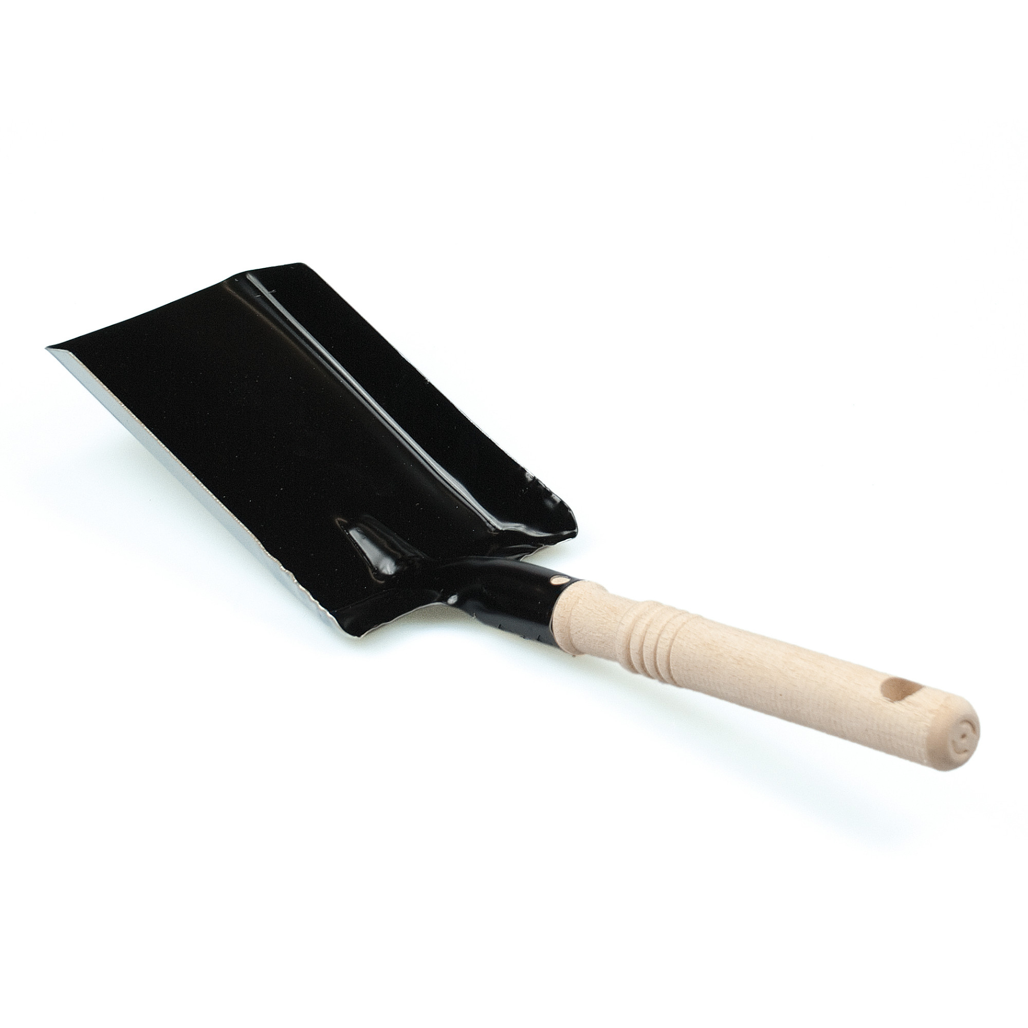 Eine schwarze Schaufel mit einem Holzgriff liegt auf einem weißen Hintergrund. Die Schaufel hat eine breite, flache Klinge und ist für den Einsatz im Garten oder Bau geeignet. Der Griff ist ergonomisch gestaltet für einen besseren Halt.