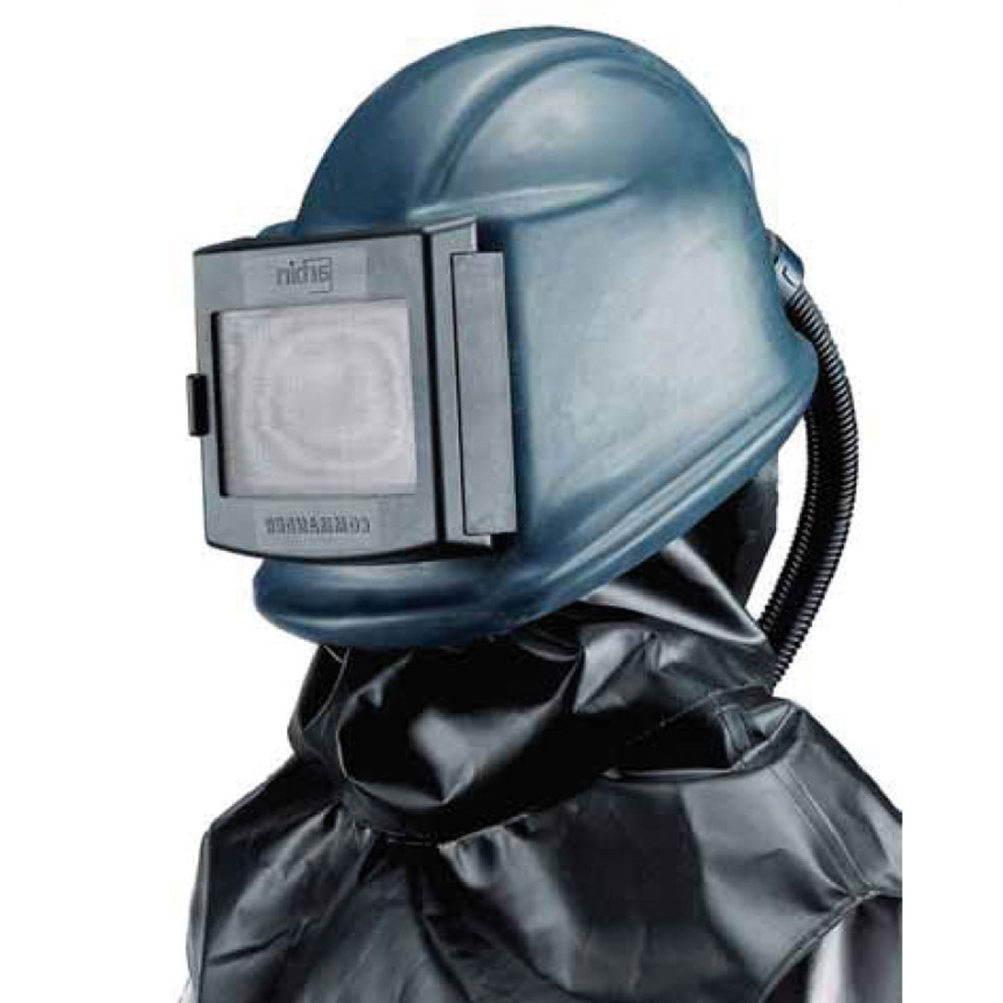 Ein Schutzhelm mit einem großen, rechteckigen Visier, das die Sicht schützt. Der Helm ist blau und ist mit einem flexiblen Schlauch verbunden, der zu einem schwarzen Schutzanzug führt. Das Bild zeigt den Kopf und oberen Teil des Körpers einer Person in Schutzausrüstung.