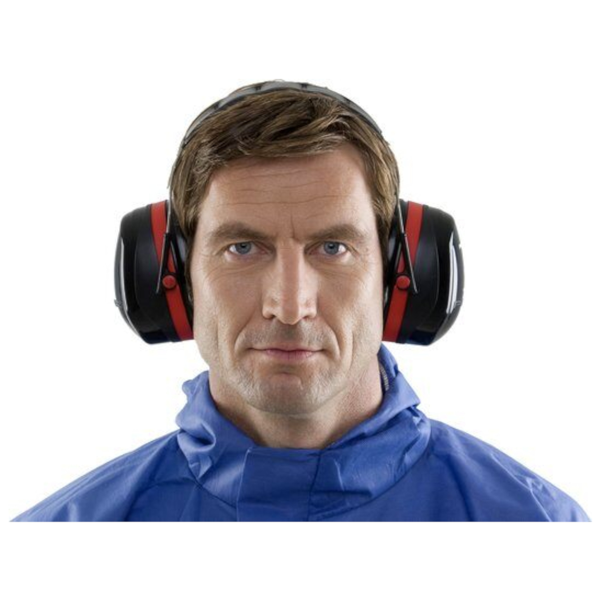 Ein Mann mit kurzen Haaren trägt einen Schutzhelm mit Ohrenschützern. Er schaut ernst in die Kamera und trägt einen blauen Schutzanzug. Die Bildkomposition konzentriert sich auf sein Gesicht und die Schutzausrüstung.