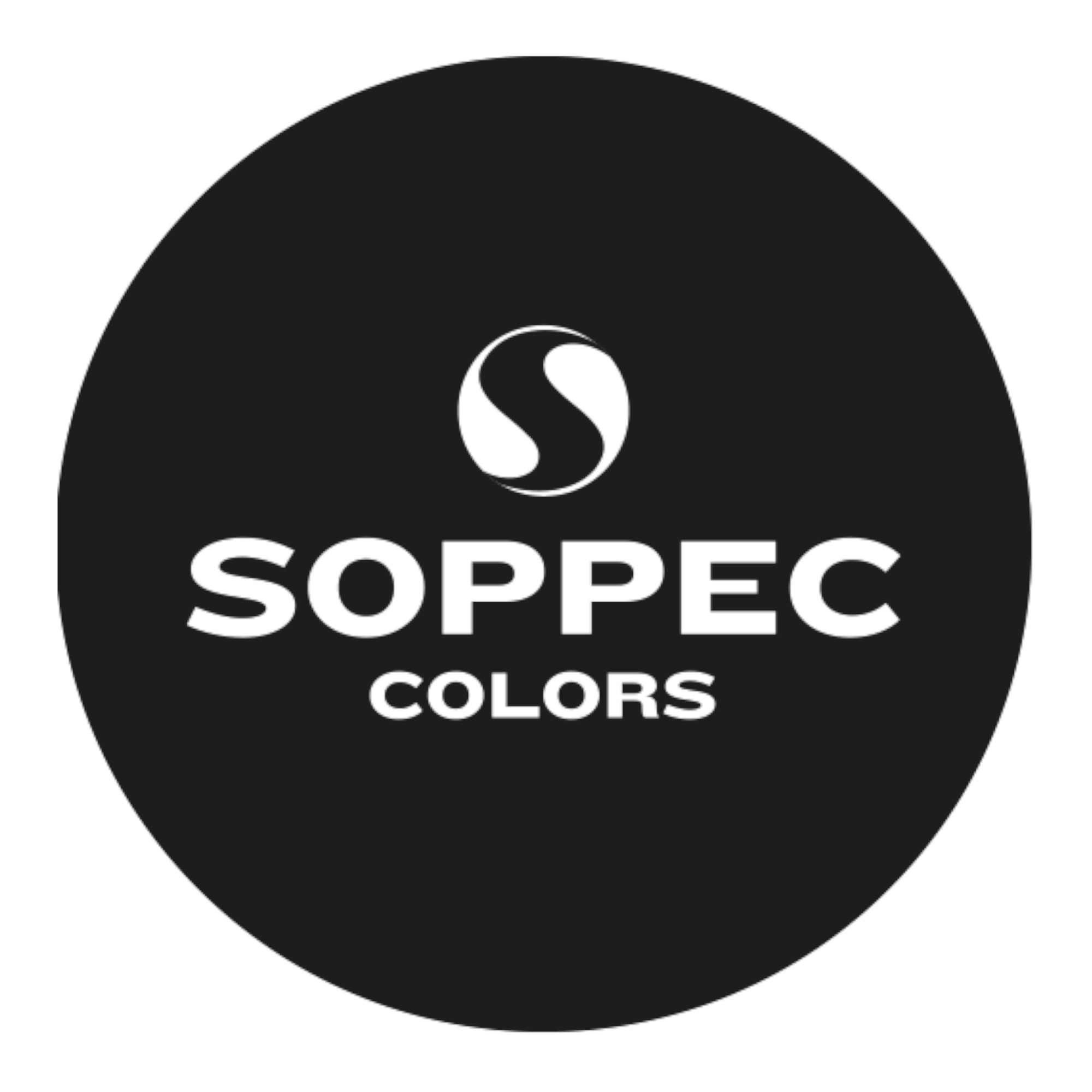 Logo von Soppec Colors in einem runden, schwarzen Hintergrund. Der Unternehmensname „Soppec“ steht in großen, weißen Buchstaben, während „Colors“ darunter in etwas kleinerer Schrift ebenfalls weiß dargestellt ist.