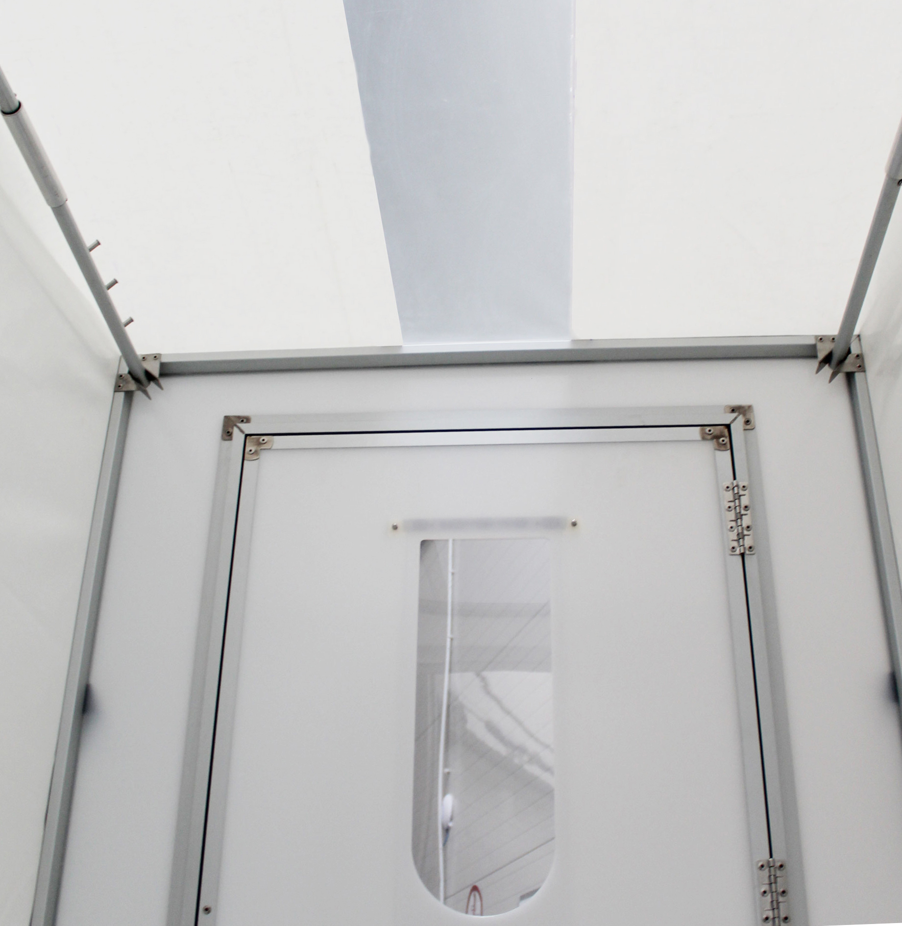 ASUP AirWay P1K Personalschleuse Innenansicht mit Tür und Luftzuführung