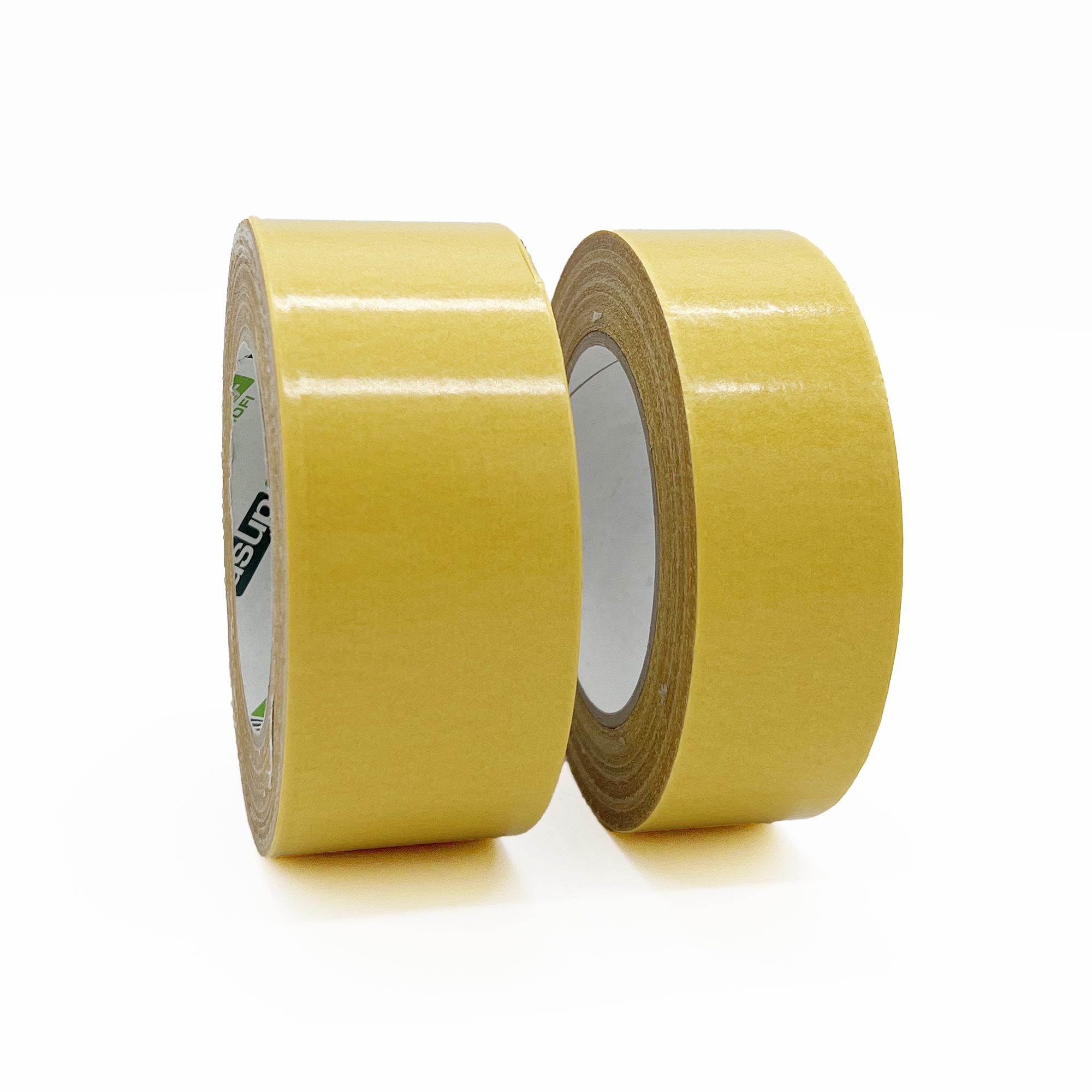 Zwei Rollen gelbes Klebeband, auf einer weißen Oberfläche platziert. Die Rollen haben einen runden Querschnitt und sind gleichmäßig dick. Sie sind an der Außenseite glänzend und haben einen Kerns aus braunem Karton.
