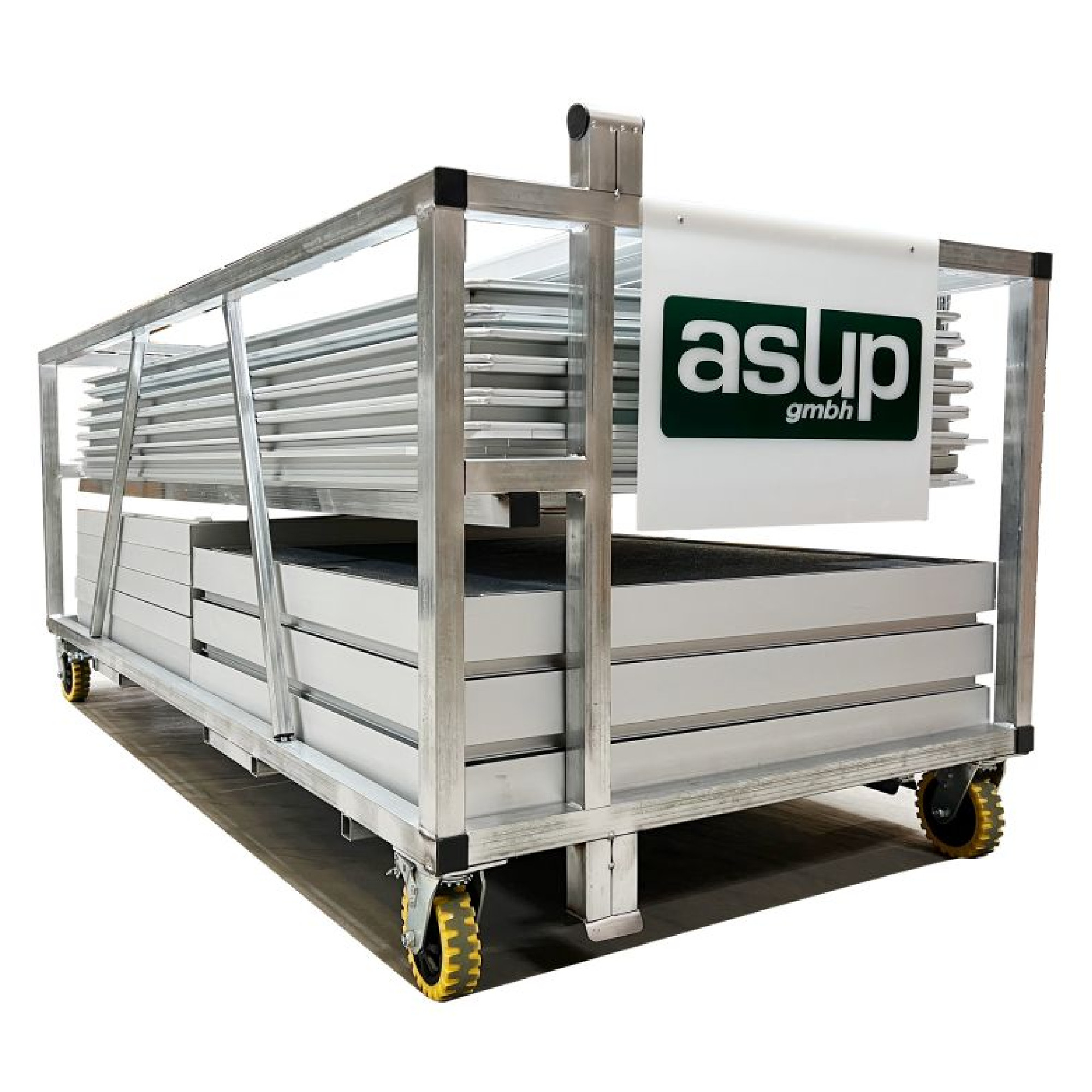 Aluminium-Transportwagen mit gelben Rollen, gestapelten Platten und Werbeflagge „asup gmbh“ für den Materialtransport