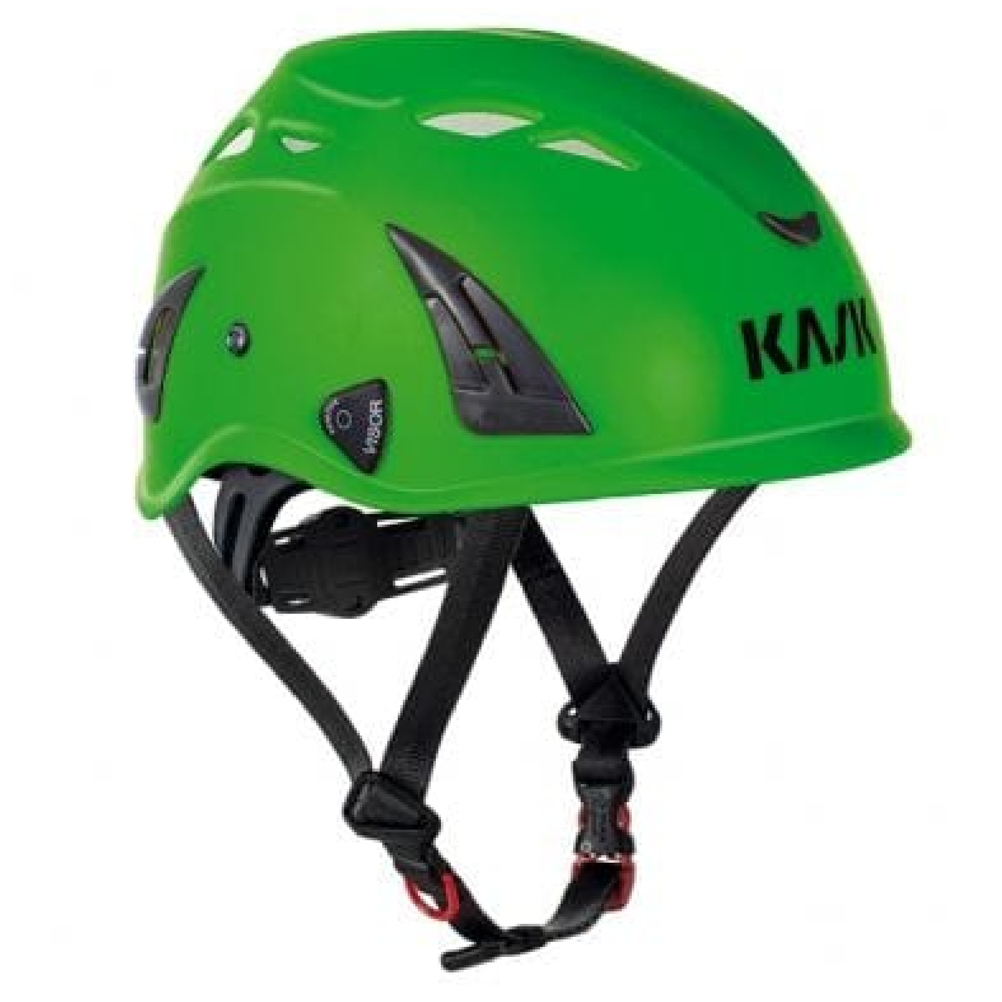 Grüner Schutzhelm KASK mit grauen Lüftungsschlitzen, schwarzem Kinnriemen und roter Schnalle, Seitenansicht, freigestellt auf weißem Hintergrund.
