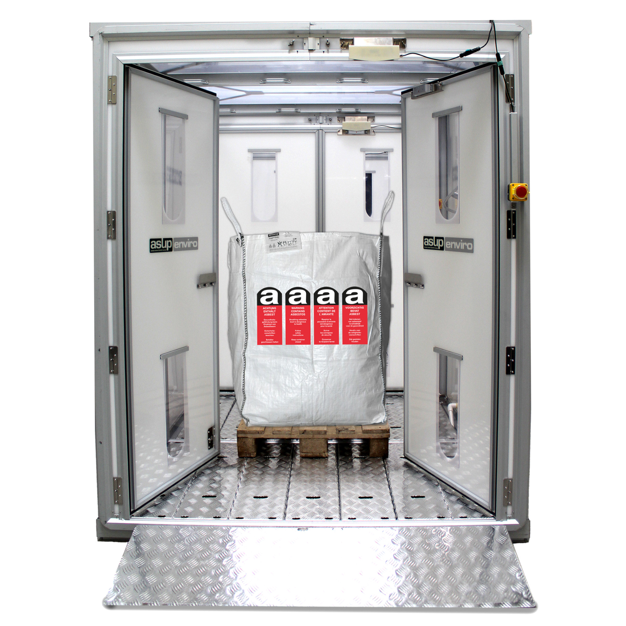 Offene 2-Kammer-Materialschleuse mit metallischem Boden und palettierter Sackware mit roten Etiketten für sicheren Materialtransport