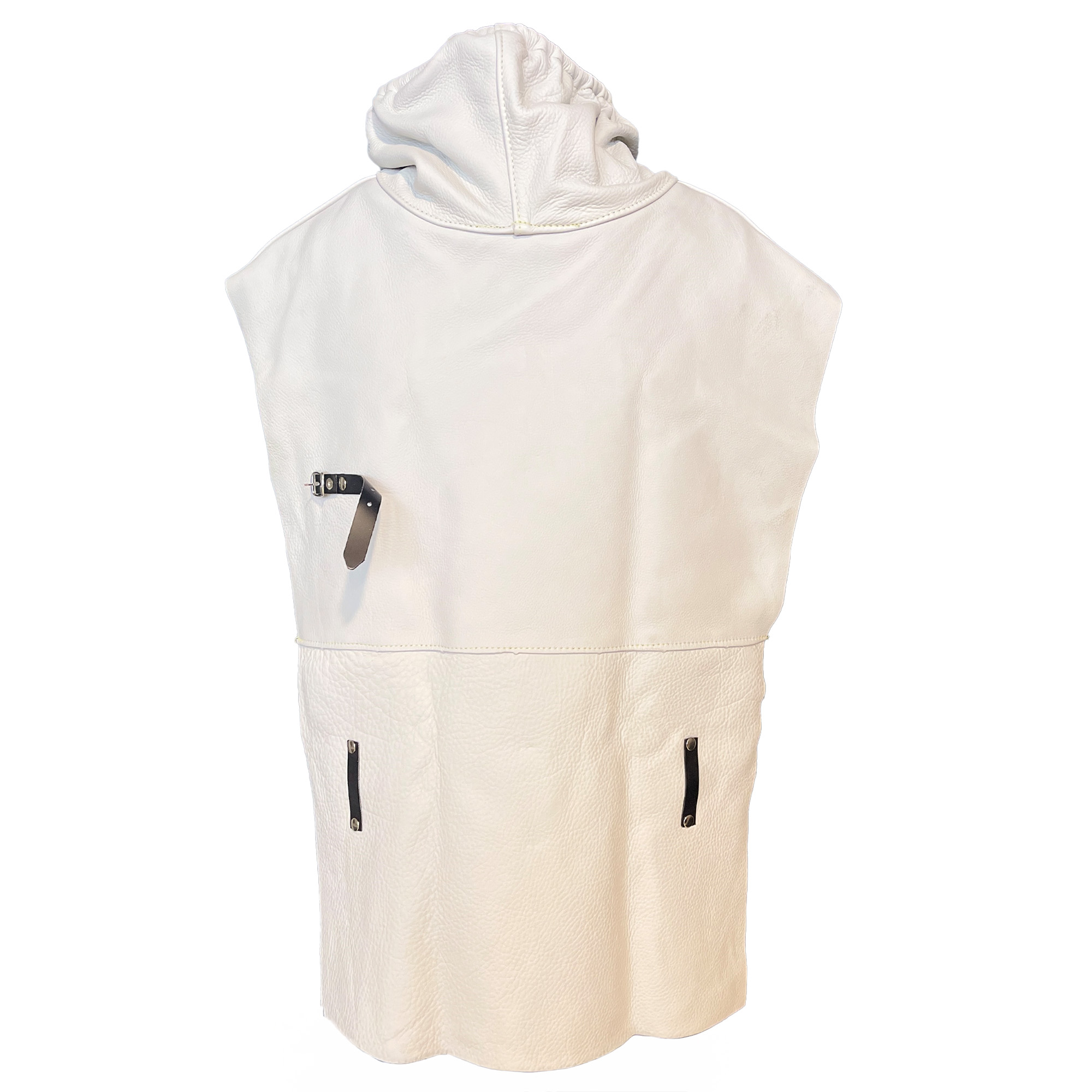 Das Bild zeigt eine weiße, lässige Jacke mit Kapuze. Die Jacke hat eine glatte Oberfläche und verfügt über seitliche Taschen mit schwarzen Reißverschlüssen sowie einen silbernen Knopfverschluss an der Brust. Sie wirkt modern und einzigartig im Design.