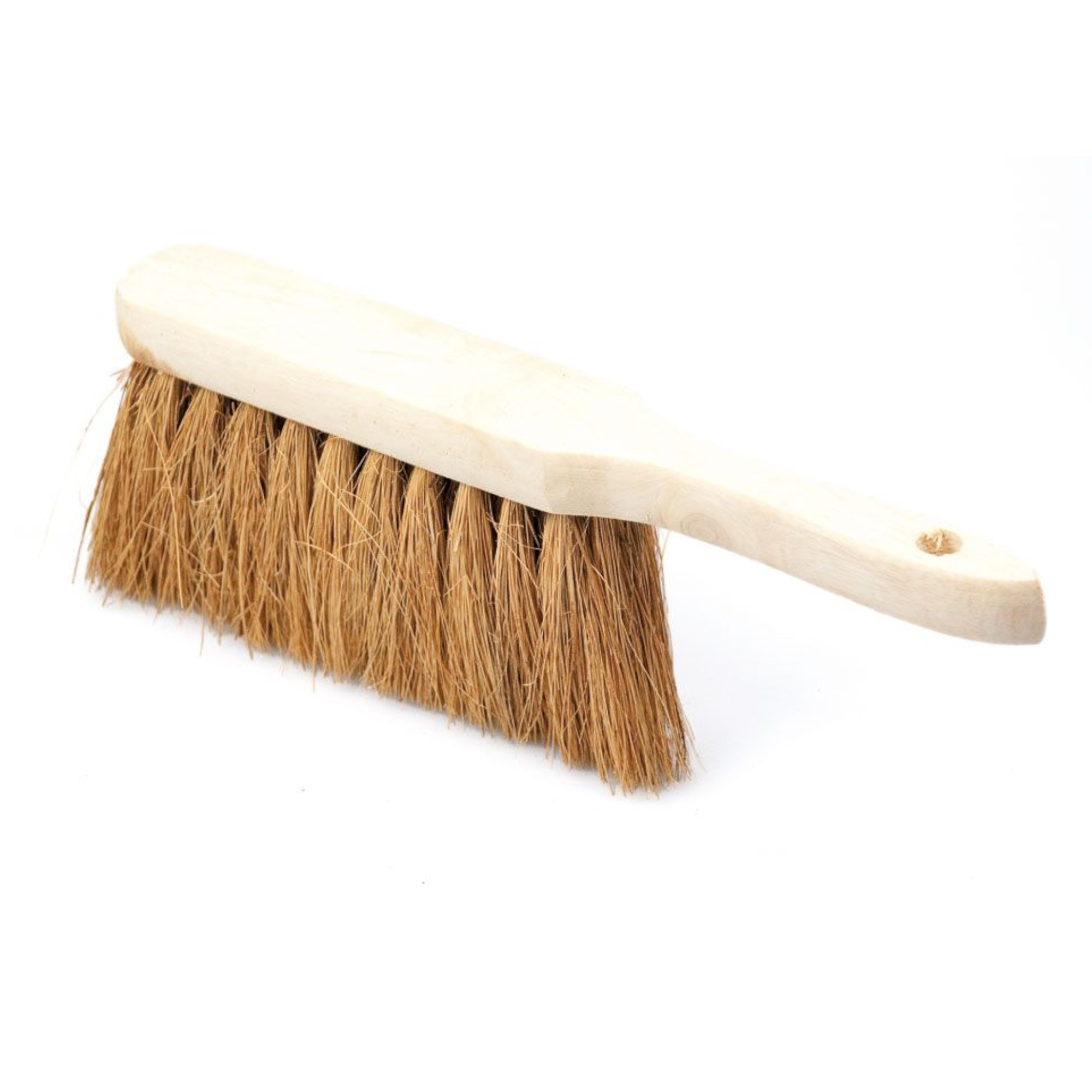 Ein Handbesen mit einem Holzgriff und Naturborsten. Die Borsten sind dicht angeordnet und haben eine hellbraune Farbe, ideal zum Fegen von kleinen Ablagerungen. Der Besen ist einfach in der Handhabung und eignet sich für verschiedene Reinigungsaufgaben.