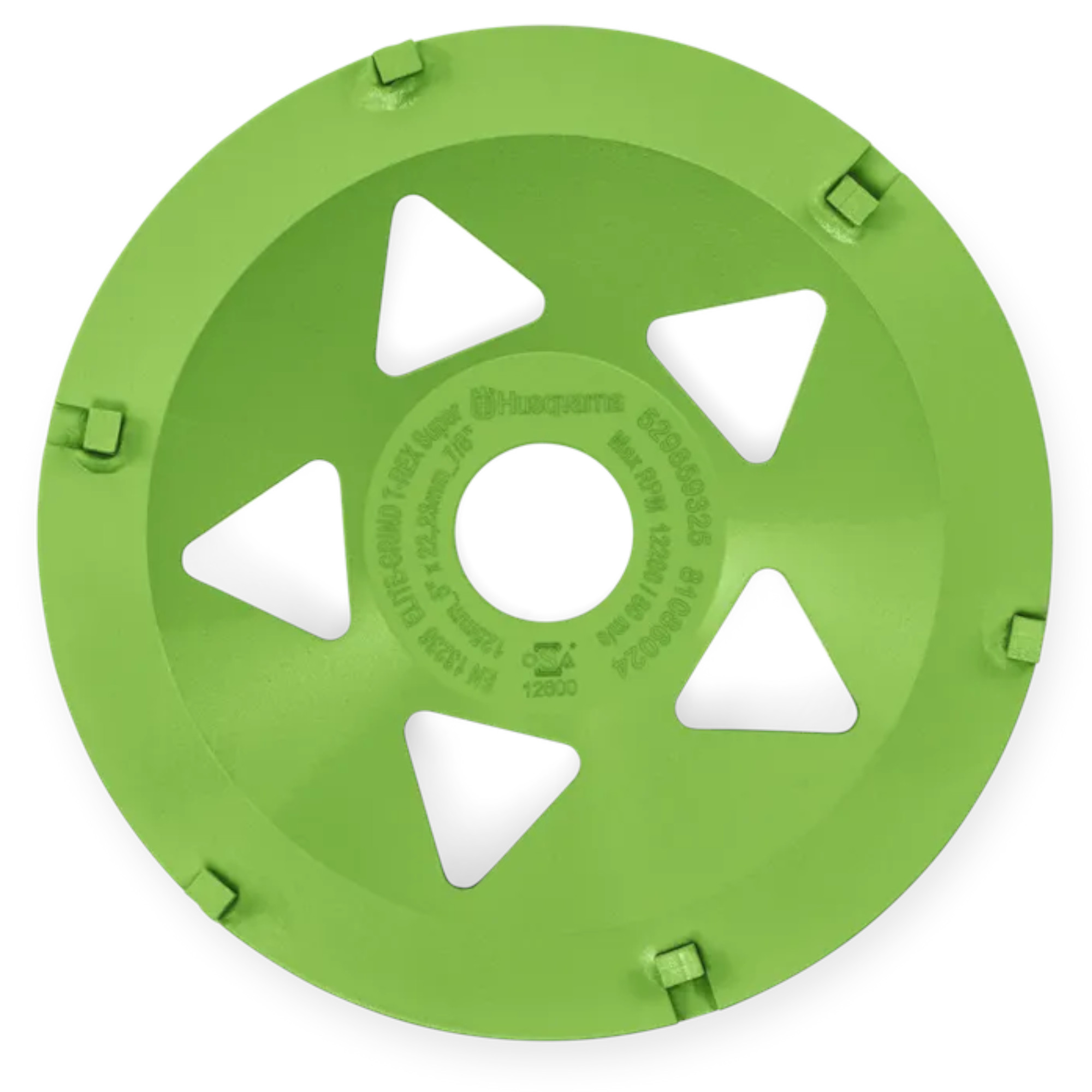 Grüne Kreisscheibe mit drei dreieckigen Ausschnitten und zentralem Loch. Die Oberseite ist glatt, und es gibt mehrere Befestigungselemente. Auf der Oberfläche sind technische Angaben und ein Markenlogo zu sehen. Diese Scheibe könnte Teil eines Werkzeugs oder einer Maschine sein.