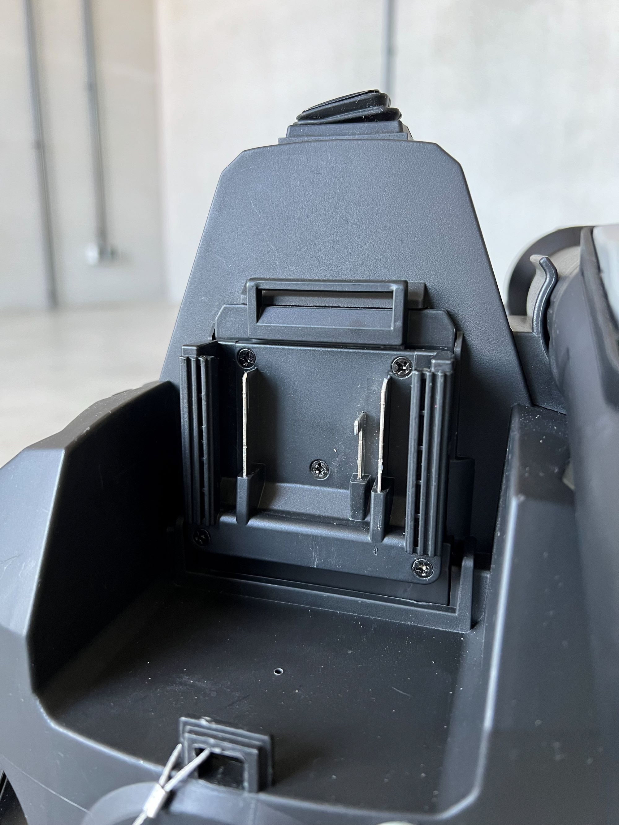 Starmix Smart H – Akkuschacht mit Kontakten, Nahaufnahme