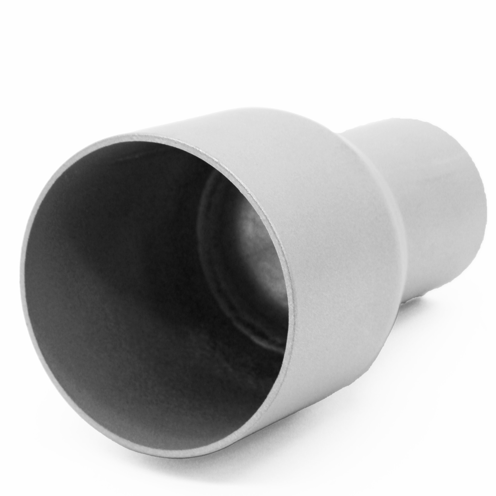 Eine silberne, zylindrische Metallaufnahme mit einem breiten, offenen Ende. Die Innenseite ist dunkel und glatt, während die Außenseite eine matte Oberfläche hat. Die Form weist eine leichte Verjüngung auf und ist für technische Anwendungen konzipiert.