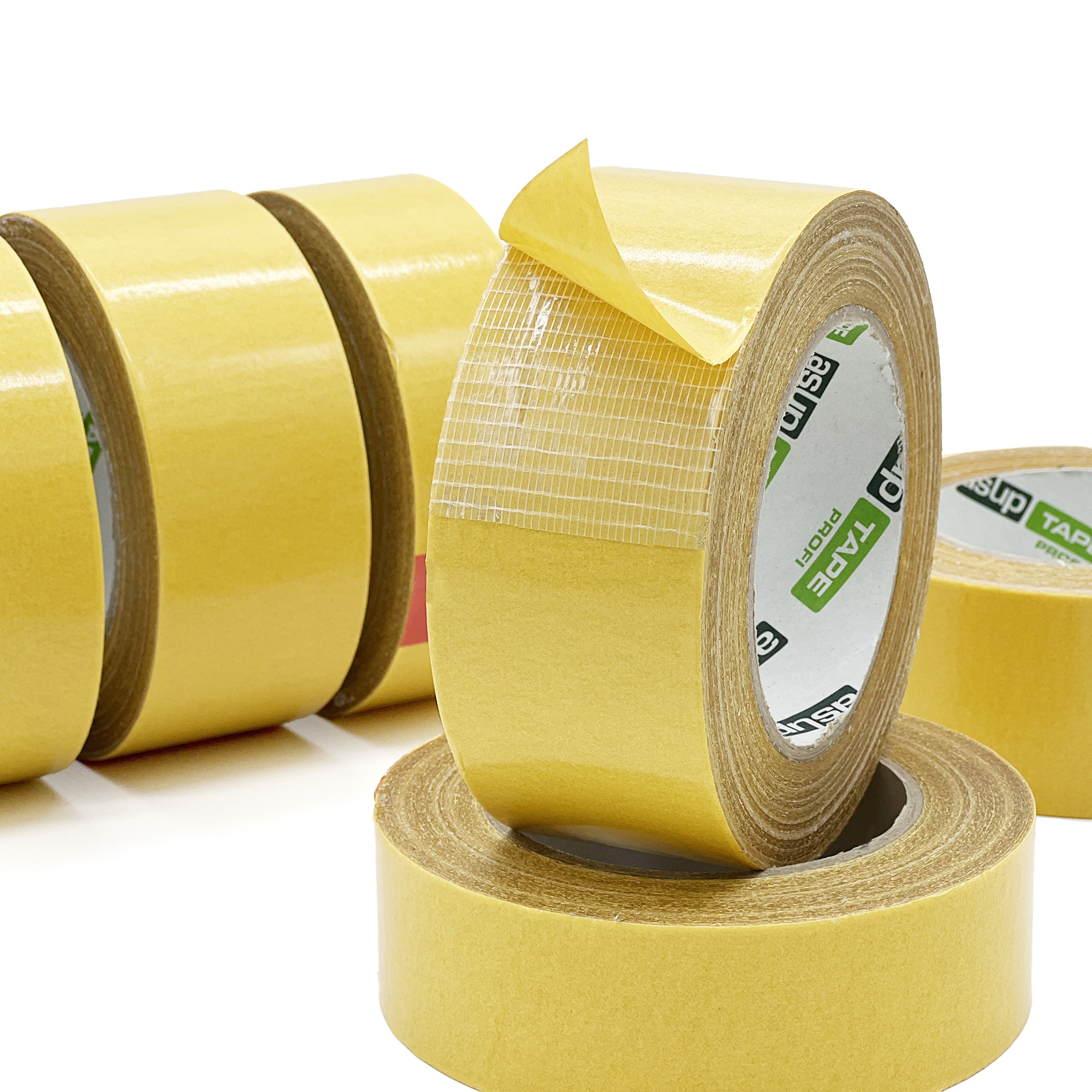 Das Bild zeigt mehrere Rollen gelben Klebebands, wobei eine Rolle leicht entrollt ist. Das Klebeband hat eine glatte Oberfläche und ist auf einem hellen Hintergrund platziert.