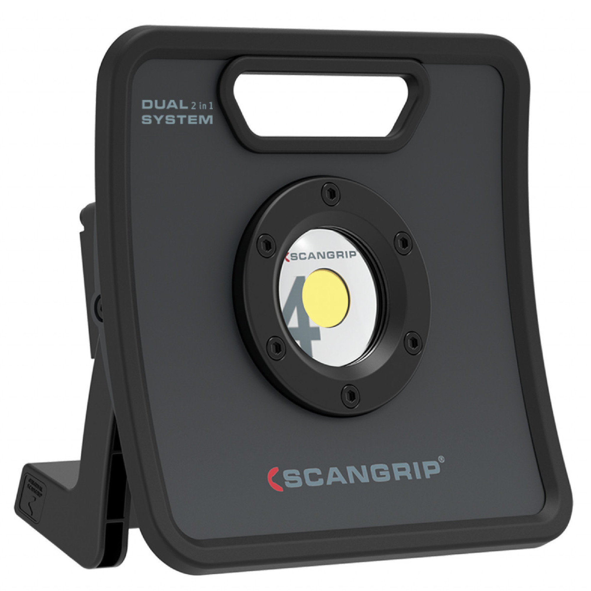 Ein tragbarer Scheinwerfer mit einem modernen, rechteckigen Design in Schwarz. In der Mitte befindet sich eine leuchtende LED-Lampe, umgeben von einer schwarzen Blende. Der Scheinwerfer zeigt die Marke "SCANGRIP" an und ist mit einem Griff und einem Ständer ausgestattet.
