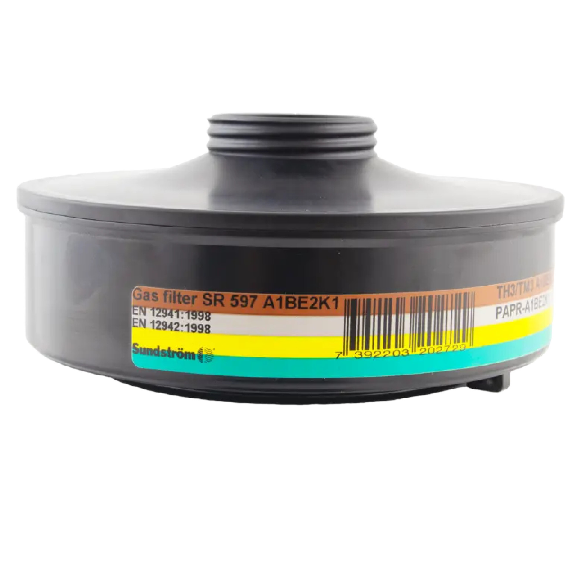 Schwarzer Gasfilter der Marke Sundström, Modell SR 597 A1BE2K1. Der Filter hat eine runde Form mit einem Gewinde für das Anbringen an Atemschutzgeräten. Die Vorderseite zeigt eine Etikettierung mit den Sicherheitsstandards und Barcode.