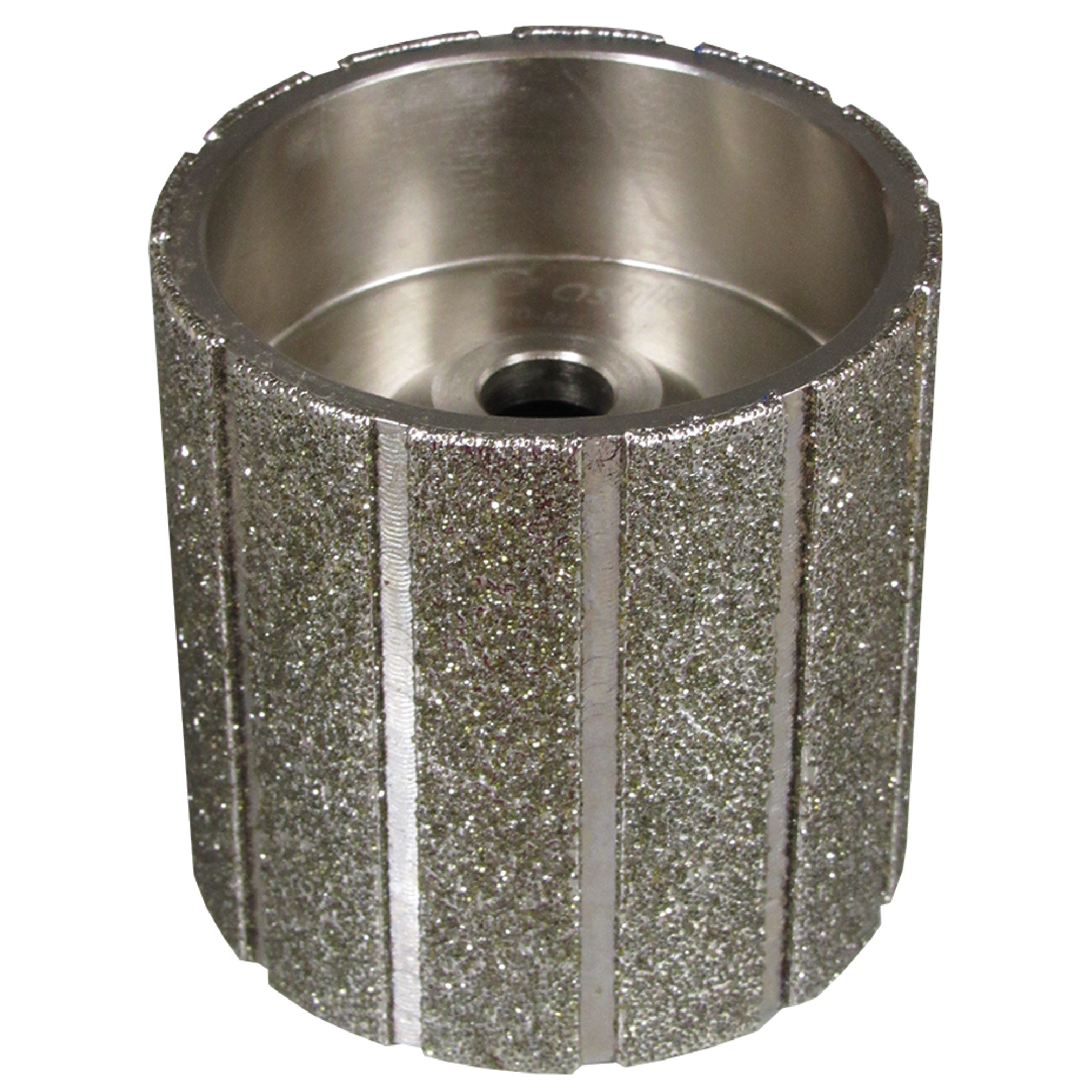Ein zylindrisches Werkzeug aus Metall mit einer rauen, glitzernden Oberfläche. Die Außenfläche ist in vertikale Streifen unterteilt, die die abrasive Struktur betonen. Die Innenseite hat eine glatte Oberfläche und eine zentrale Bohrung. Dieses Werkzeug wird wahrscheinlich zum Schleifen oder Polieren verwendet.
