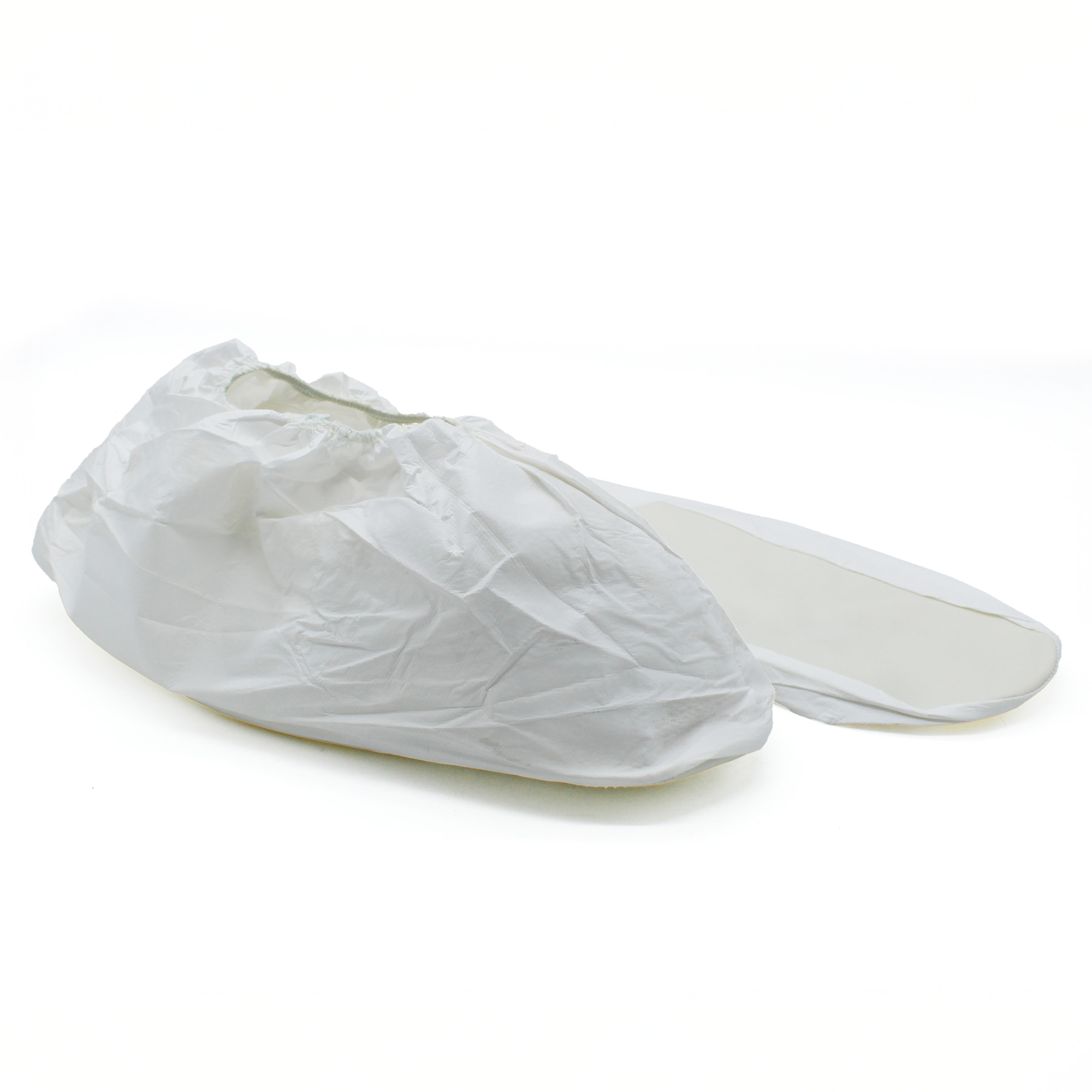 Ein weißer Schuhüberzug aus dünnem, faltbarem Material. Der Überzug hat eine elastische Öffnung und eine flache Form, ideal zum Schutz von Schuhen in sauberen oder empfindlichen Umgebungen.