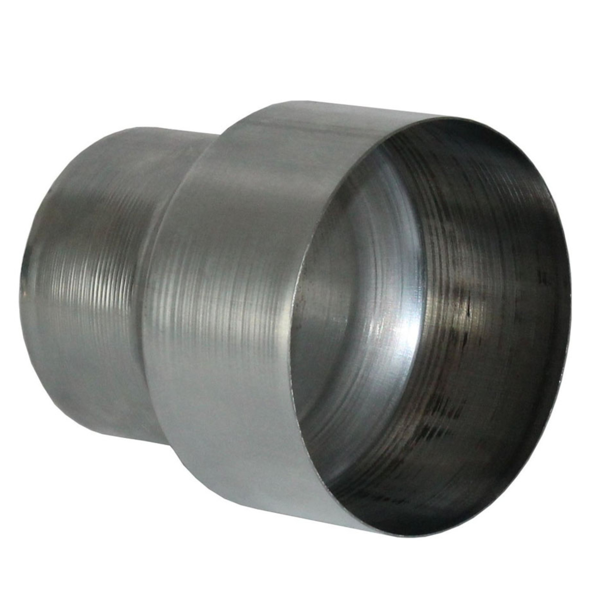 Eine silberne Metallmuffe mit unterschiedlichem Durchmesser an den beiden Enden. Die Oberfläche ist glatt und glänzend, mit einer leicht strukturierten Innenseite. Die Muffe wird häufig in der Rohrleitungstechnik verwendet, um zwei Rohre mit verschiedenen Durchmessern zu verbinden., Spule, Spirale, Aluminium, Stahl
