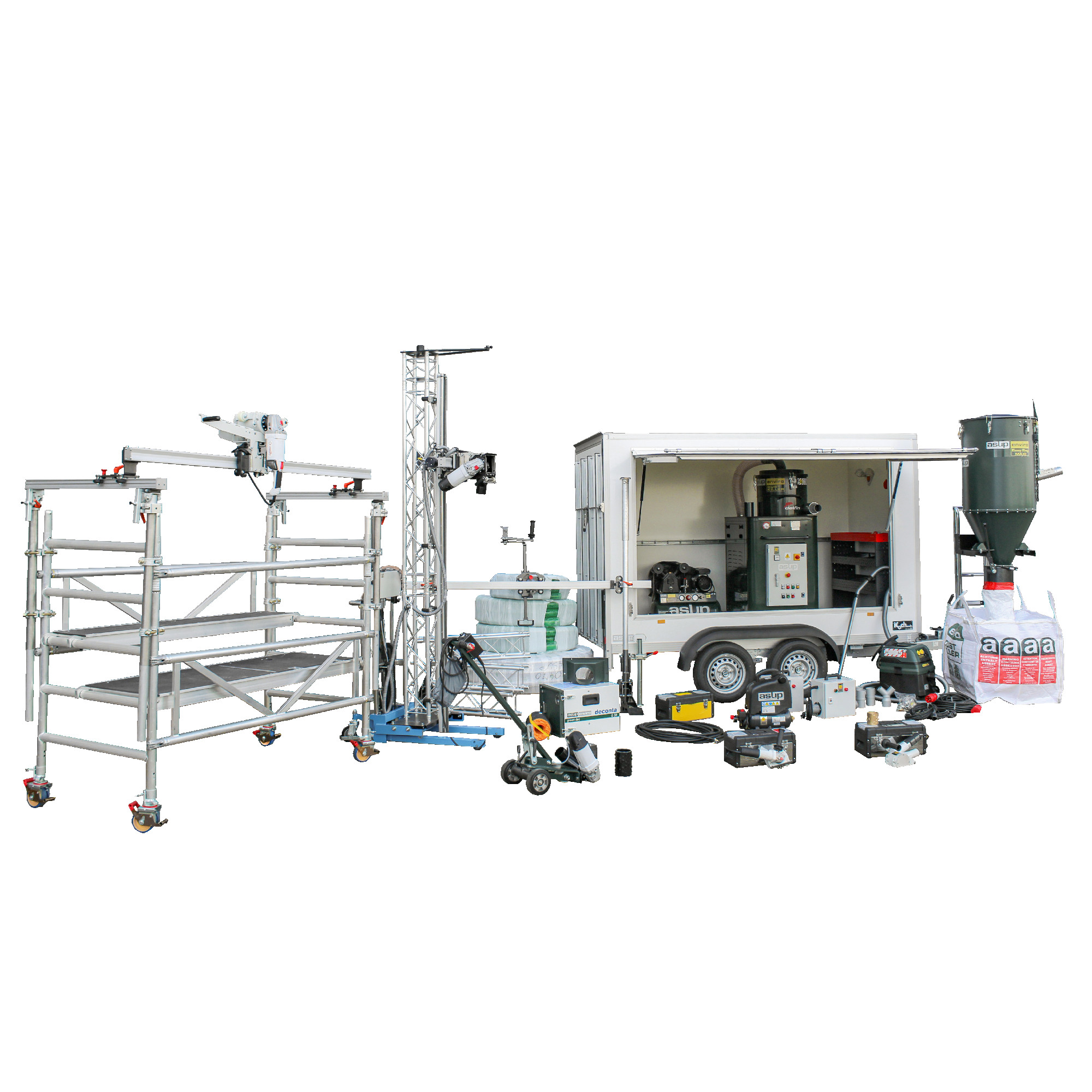 Das Bild zeigt eine Sammlung von Bau- und Maschinenwerkzeugen, darunter Gerüste, ein Anhänger mit Maschinen und Materialien sowie verschiedene elektrische Geräte. Die Anordnung vermittelt den Eindruck einer Baustelle mit professionellem Equipment.